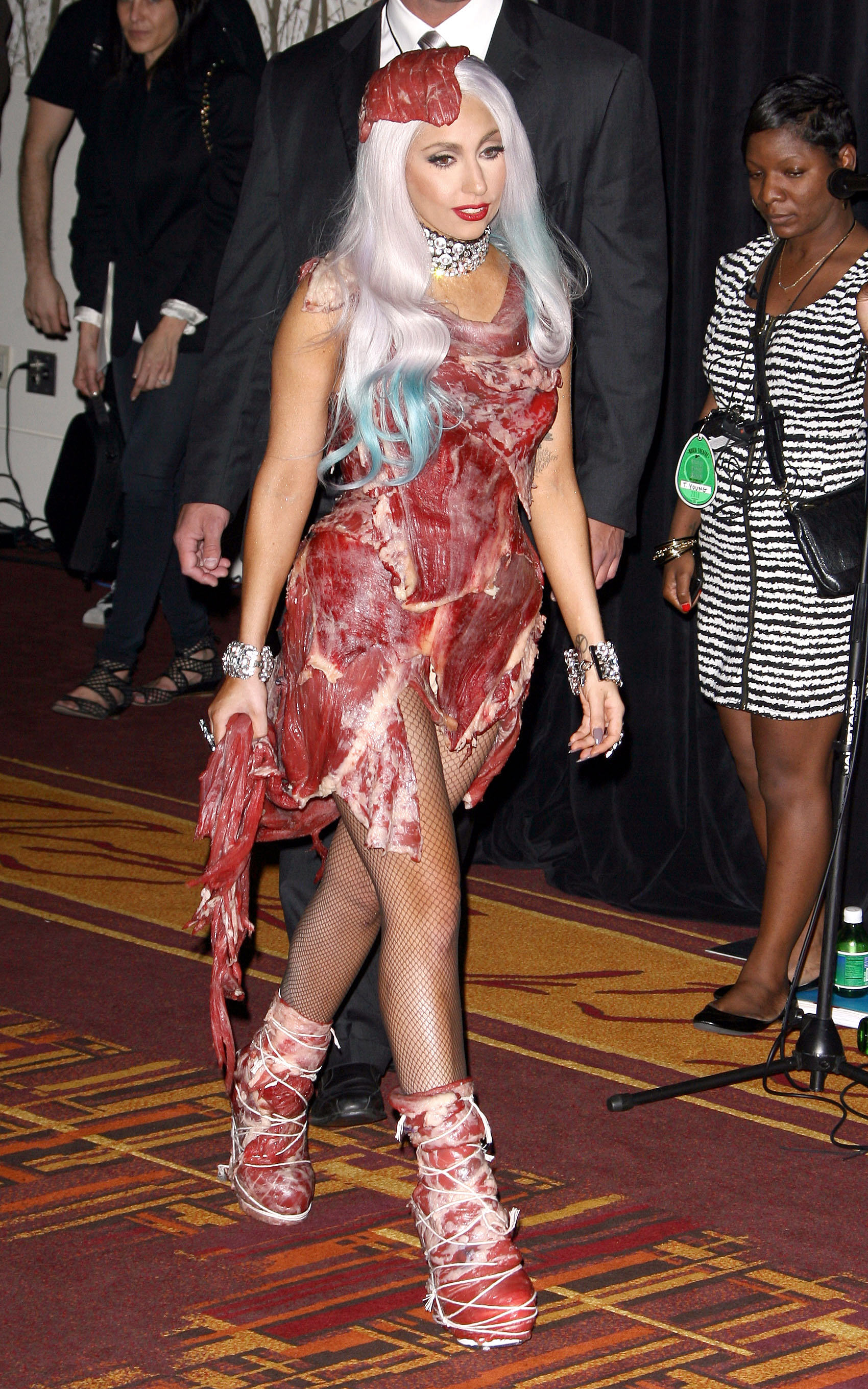 Мясной леди гага. Леди Гага в платье из сырого мяса. Леди Гага мясо платье. Леди Гага платье из мяса настоящее. Мясной костюм леди Гаги.