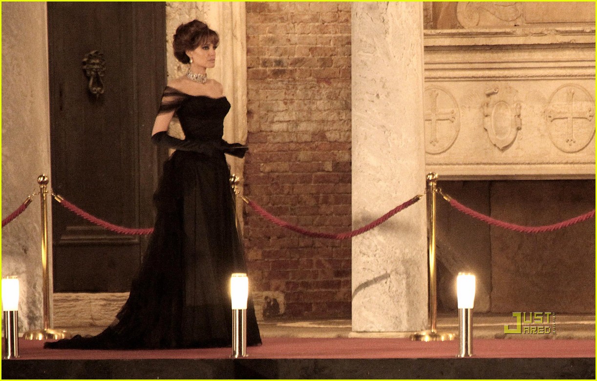 Длинные вечера предложение. Анджелина Джоли турист черное платье. Анджелина Джоли турист бал.